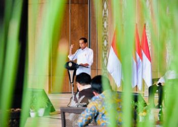 Presiden Joko Widodo memberikan arahan kepada para Direktur Utama BUMN di Hotel Meruorah Komodo, Kabupaten Manggarai Barat, Nusa Tenggara Timur (NTT), Kamis, 14 Oktober 2021.