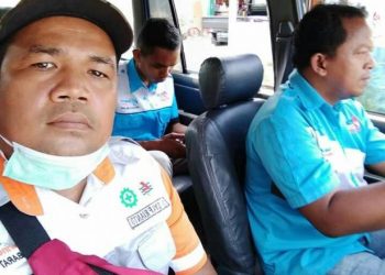 Eri Syafrianto petugas PLN bagian penagihan dan baca meter di Kambang, Kecamatan Lengayang-Rayon Balaisala, Kabupaten Pesisir Selatan saat memulai hari kerjanya untuk masyarakat