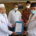 Bupati terpilih Pasaman Barat, Hamsuardi saat menerima surat keputusan dipercayai sebagai Wakil Ketua Majelis Pertimbangan Wilayah Partai Keadilan Sejahtera Sumbar dari Ketua MPW PKS Sumbar, Mahyeldi