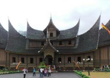 Museum Istano Basa Pagaruyung memiliki pintu dan jendela dengan ukuran besar dan jumlah yang banyak.