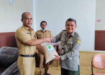 Penyerahan bantuan benih padi Cisokan murni dari BPTP Sumbar kepada Pemkab. Solok