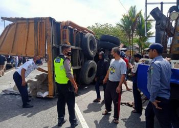 Truk bermuatan tepung alami rem blong