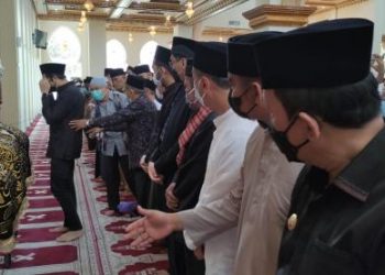 Fadly Amran dan Irvan Amran putera almarhum terlihat dibarisan depan jemaah shalat jenazah berpakaian hitam