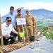 Gubernur Sumbar Mahyeldi Ansharullah saat menanam bibit Taxus di kawasan Gunung Singgalang.