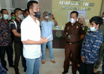 Sejumlah oknum Aliansi Masyarakat Pessel saat diterima pihak Kejati Sumbar usai orasi Kamis 7 Oktober 2021