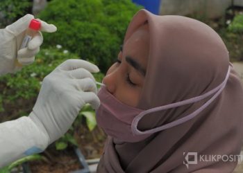Seorang warga melakukan tes PCR di Puskesmas Padang Pasir
