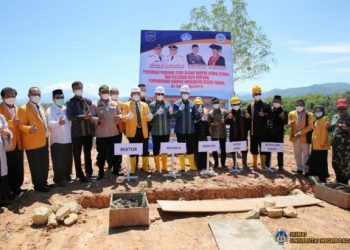 Dirjen Guru dan Tenaga Kependidikan (GTK) Kementerian Pendidikan, Kebudayaan, Riset dan Tekonologi Dr. Irwan Syahril, Ph.D melakukan peletakan batu pertama dalam rangka pembangunan Kampus Program Studi Di luar Kampus (PSDKU) Universitas Negeri Padang (UNP) di  Nagari Kolok Kota Sawahlunto, Kamis