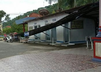 Kondisi kanopi ruang IGD pasien Covid di RSUD Painan rusak disapu badai