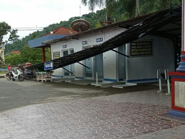 Kondisi kanopi ruang IGD pasien Covid di RSUD Painan rusak disapu badai