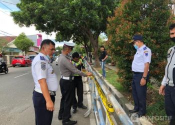 Dishub dan Polres Payakumbuh Pasang Pembatas Badan Jalan di Jalan Ade Irma Suryani Untuk Antisipasi Kemacetan