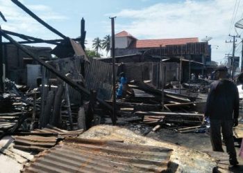 Puing-puing petak toko dan bangunan rumah usai kebakaran pasar Kambang Pessel