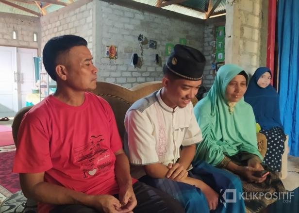 Muhammad Ihsan didampingi kedua orangtuanya saat bercerita soal keinginannya ingin berkuliah di Al Azhar Mesir