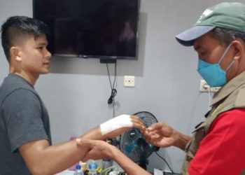 Dokter kontingen Sumbar Afriawardi saat mencek hasil operasi Dion Saputra di mes atlet Muaythai.