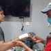 Dokter kontingen Sumbar Afriawardi saat mencek hasil operasi Dion Saputra di mes atlet Muaythai.