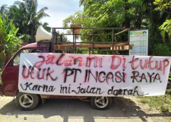 Penutupan jalan utama masuk pabrik PT. Incasi Raya