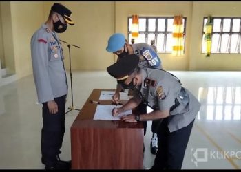 Kapolres Solok Selatan AKBP Tedy Purnanto menyaksikan Iptu Yenpi Sabareni menandatangani berita acara serah terima jabatan.