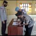 Kapolres Solok Selatan AKBP Tedy Purnanto menyaksikan Iptu Yenpi Sabareni menandatangani berita acara serah terima jabatan.