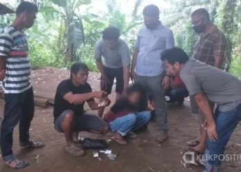 Salah seorang tersangka ketika diamankan Satres Narkoba Polres Pasaman Barat