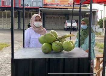 Pengurus Gerindra Sumbar saat penyerahan bantuan gerobak dari Andre Rosiade kepada pedagang kelapa muda di Balai Baru, Kuranji, Padang.