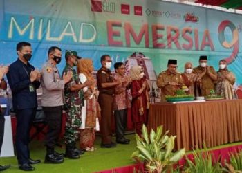 Pemotongan tumpeng pada 9 Tahun Milad Emersia Grup di Batusangkar