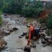 Eskavator yang diturunkan Semen Padang tengah memperbaiki bantaran sungai guna mencegah terjadinya longsor susulan di yebing sungai, di Kelurahan Batu Gadang.