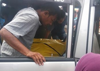 Jasad korban saat dibawa keluarga dari Pantai Karang Labung-Pessel