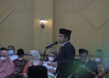 Wakil Wali Kota Solok, Ramadhani Kirana Putra saat melantik ratusan pejabat di Balaikota Solok.(Prokomp)