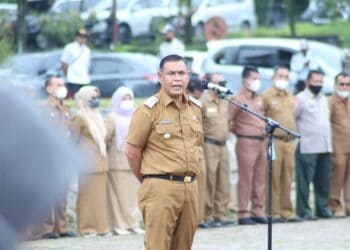 Bupati Solok, H. Epyardi Asda saat memimpin apel gabungan di Kantor Bupati Solok.(Ist)