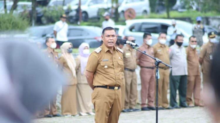 Bupati Solok, H. Epyardi Asda saat memimpin apel gabungan di Kantor Bupati Solok.(Ist)