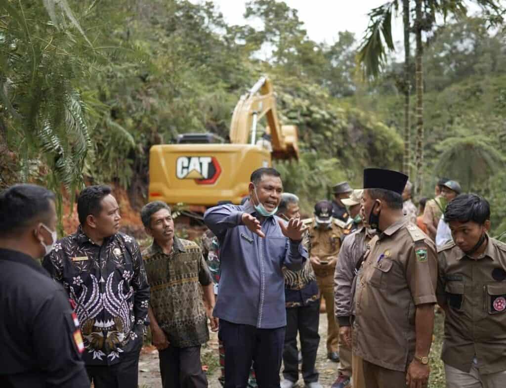 Bupati Solok, H. Epyardi Asda meninjau langsung penggunaan ekskavator milik daerah di Nagari Sariak Alahan Tigo.(Ist)