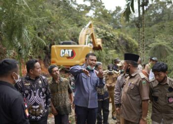 Bupati Solok, H. Epyardi Asda meninjau langsung penggunaan ekskavator milik daerah di Nagari Sariak Alahan Tigo.(Ist)