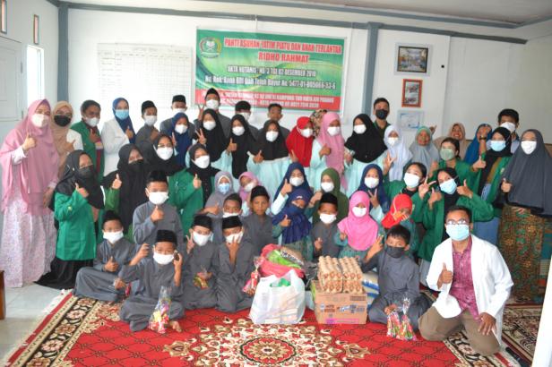 Pengabdian masyarakat yang dilaksanakan Fakultas Farmasi Unand di Panti Asuhan Yatim Piatu dan Anak Terlantar Ridho Rahmat, Mata Air, Kota Padang, Minggu (12/12/2021).