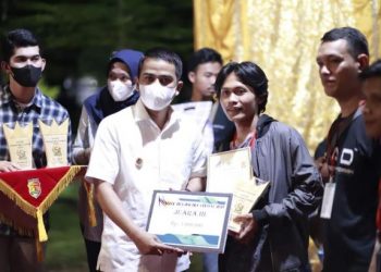 Wakil Wali Kota Solok, Dr. Ramadhani Kirana Putra menyerahkan hadiah bagi pemenang festival