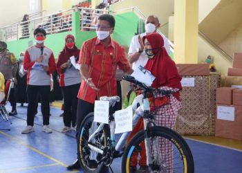 Gebyar vaksin di Sport hall Tanjung Paku, Wali Kota Solok berikan hadiah sepeda bagi warga