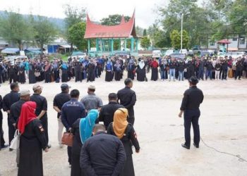 Bupati Solok, H. Epyardi Asda dan SKPD melakukan Goro bersama membersihkan kawasan dermaga Danau Singkarak