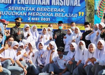 Bupati Pessel, Rusma Yul Anwar saat peluncuran pendidikan gratis dalam peringatan Hari Pendidikan Nasional 2021