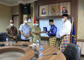 Plh. Sekda, Edisar serahterima cinderamata sebagai tanda kunjungan dan langkah awal membangunkan kerjasama antar dua daerah