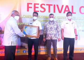 Kepala Dinas Pariwisata Kabupaten Solok, Nasripul Romika saat menerima penghargaan pada festival CHSE Sumbar