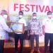 Kepala Dinas Pariwisata Kabupaten Solok, Nasripul Romika saat menerima penghargaan pada festival CHSE Sumbar