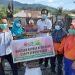 Staf Humas PT Semen Padang Agung (Kanan) menyerahkan bantuan kepada korban kebakaran di Tarantang.