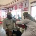 Salah seorang warga Payakumbuh mengikuti program vaksinasi yang digelar Partai Gerindra.