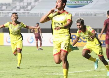 Rocky Sipolo selebrasi usai cetak gol untuk Semen Padang FC
