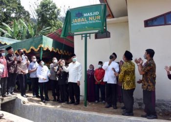 Gubernur Sumbar Mahyeldi Ansharullah bersama Plt Dirut PT Semen Padang Asri Mukhtar serta tokoh masyarakat Nagari Limau Manis membuka selubung papan nama Masjid Jabal Nur di kawasan Bancah Koto Baru, Kelurahan Limau Mabis Selatan, Jumat (24/12/2021). Masjid Jabal Nur tersebut dibangun PT