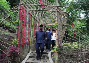 Gubernur Sumbar Mahyeldi Ansharullah saat berada di objek wisata Batu Limo Padang Panjang
