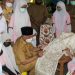 Gubernur Sumbar saat menenun di SMKN 8 Padang