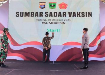 Gubernur Sumbar Mahyeldi Ansharullah saat meluncurkan Program Sumdarsin bersama Kapolda Sumbar dan Danrem 032/WBr di Padang, Sabtu (30/10/2021).