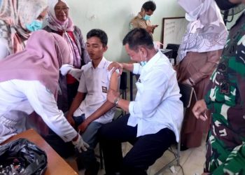 Bupati Pessel, Rusma Yul Anwar mencoba semangati siswa saat takut di suntik vaksin