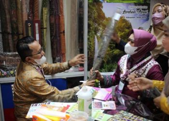 Bupati Tanah Datar Eka Putra memperkenalkan songket Tanah Datar kepada Bupati Buru Selatan di ajang Apkasi Otonomi Expo 2021.