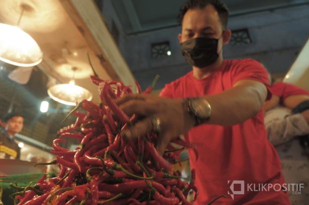 Pedagang di Pasar Raya Padang memperbaiki dagangannya