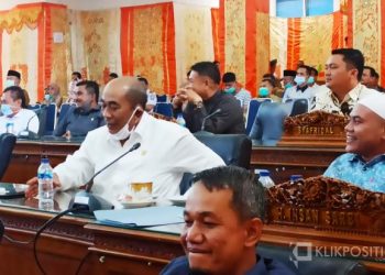 Suasana saat anggota DPRD Pasaman Barat mendesak Bupati Pasaman Barat untuk segera melakukan percepatan pembangunan